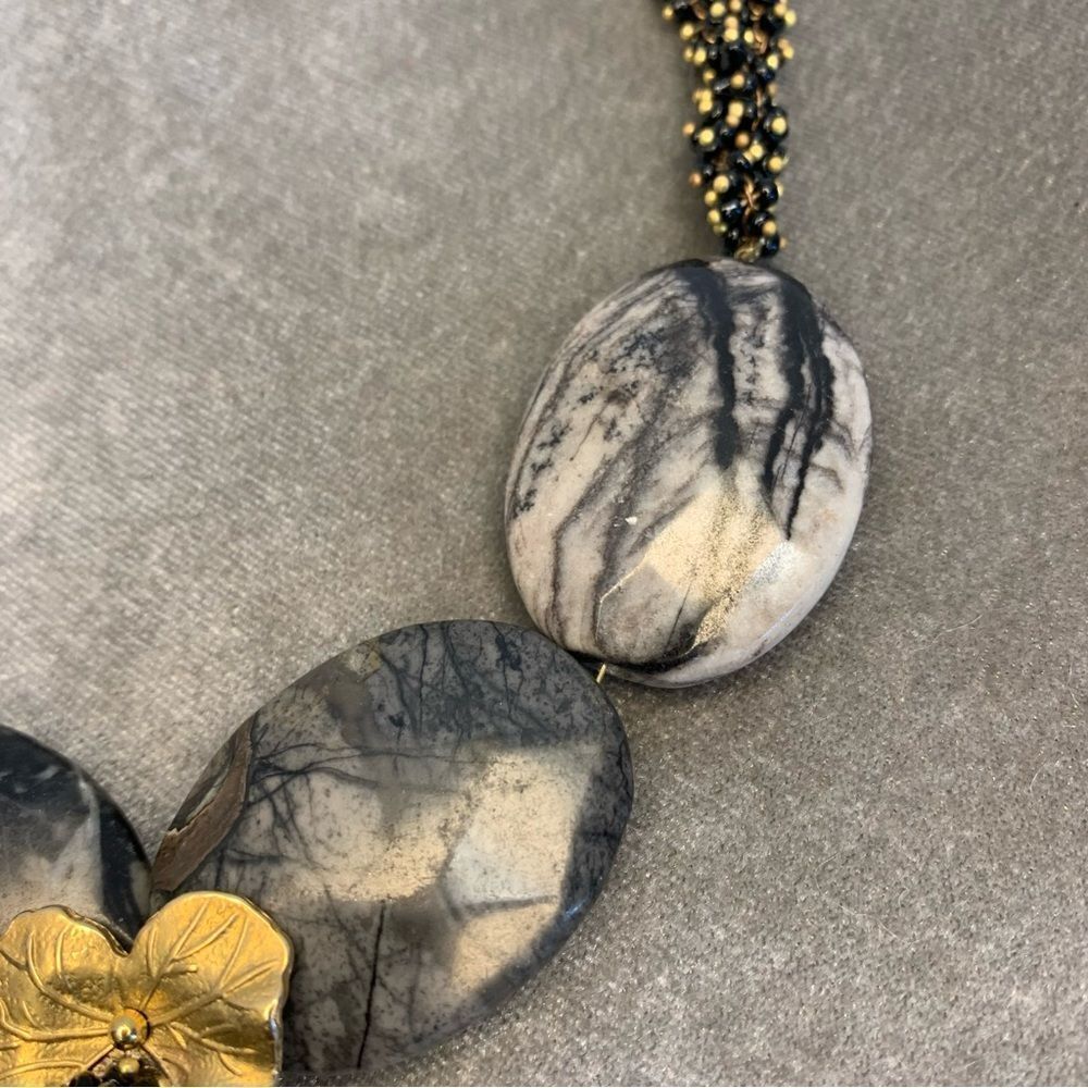 LAKU gray gold tone Rock stone leaf beaded necklace - Picture 5 of 9